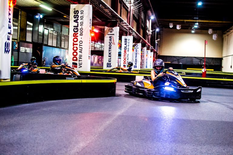 Go kart che affronta le curve in pista
